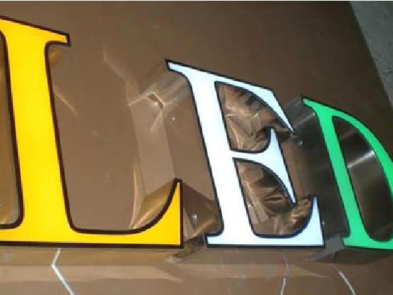 略阳介绍LED招牌的基础知识。
